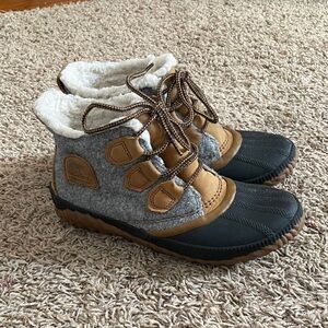 Sorel Black and Tan ankle boots size 6